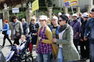 06.05.2016. Ulicami Kielc przeszedł marsz, będący częścią obchodów Dnia Godności Osób z Niepełnosprawnością / Wojciech Habdas / Radio Kielce