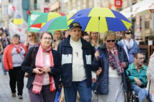 06.05.2016. Ulicami Kielc przeszedł marsz, będący częścią obchodów Dnia Godności Osób z Niepełnosprawnością / Wojciech Habdas / Radio Kielce