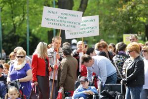 06.05.2016. Ulicami Kielc przeszedł marsz, będący częścią obchodów Dnia Godności Osób z Niepełnosprawnością / Wojciech Habdas / Radio Kielce