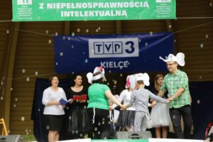 06.05.2016. Ulicami Kielc przeszedł marsz, będący częścią obchodów Dnia Godności Osób z Niepełnosprawnością / Wojciech Habdas / Radio Kielce