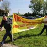 11.05.2016. Mieszkańcy Nowego Korczyna protestują przeciwko jednemu z wariantów budowy obwodnicy / Wojciech Habdas / Radio Kielce