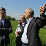 11.05.2016. Mieszkańcy Nowego Korczyna protestują przeciwko jednemu z wariantów budowy obwodnicy / Wojciech Habdas / Radio Kielce