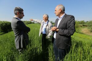 11.05.2016. Mieszkańcy Nowego Korczyna protestują przeciwko jednemu z wariantów budowy obwodnicy / Wojciech Habdas / Radio Kielce