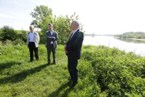 11.05.2016. Mieszkańcy Nowego Korczyna protestują przeciwko jednemu z wariantów budowy obwodnicy / Wojciech Habdas / Radio Kielce