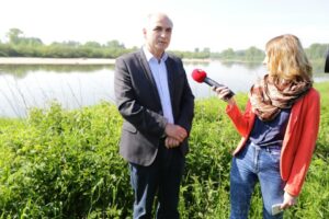 11.05.2016. Mieszkańcy Nowego Korczyna protestują przeciwko jednemu z wariantów budowy obwodnicy / Wojciech Habdas / Radio Kielce