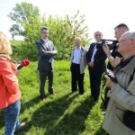 11.05.2016. Mieszkańcy Nowego Korczyna protestują przeciwko jednemu z wariantów budowy obwodnicy / Wojciech Habdas / Radio Kielce