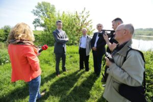 11.05.2016. Mieszkańcy Nowego Korczyna protestują przeciwko jednemu z wariantów budowy obwodnicy / Wojciech Habdas / Radio Kielce