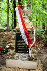 14.5.2016 Św. Katarzyna. Pomnik, poświęcony Polakom zamordowanym przez Niemców podczas II wojny światowej odsłonięto w Świętej Katarzynie. / Wojciech Habdas / Radio Kielce