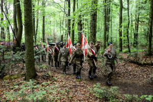 14.5.2016 Św. Katarzyna. Pomnik, poświęcony Polakom zamordowanym przez Niemców podczas II wojny światowej odsłonięto w Świętej Katarzynie. / Wojciech Habdas / Radio Kielce