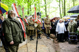 14.5.2016 Św. Katarzyna. Pomnik, poświęcony Polakom zamordowanym przez Niemców podczas II wojny światowej odsłonięto w Świętej Katarzynie. / Wojciech Habdas / Radio Kielce