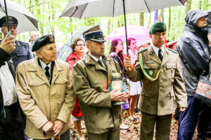 14.5.2016 Św. Katarzyna. Pomnik, poświęcony Polakom zamordowanym przez Niemców podczas II wojny światowej odsłonięto w Świętej Katarzynie. / Wojciech Habdas / Radio Kielce