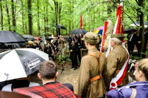 14.5.2016 Św. Katarzyna. Pomnik, poświęcony Polakom zamordowanym przez Niemców podczas II wojny światowej odsłonięto w Świętej Katarzynie. / Wojciech Habdas / Radio Kielce