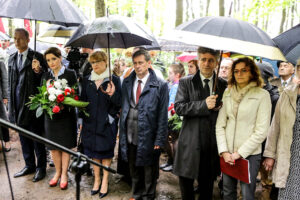 14.5.2016 Św. Katarzyna. Pomnik, poświęcony Polakom zamordowanym przez Niemców podczas II wojny światowej odsłonięto w Świętej Katarzynie. / Wojciech Habdas / Radio Kielce