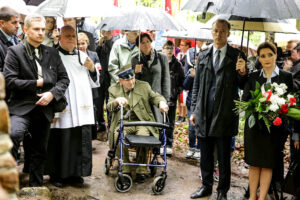 14.5.2016 Św. Katarzyna. Pomnik, poświęcony Polakom zamordowanym przez Niemców podczas II wojny światowej odsłonięto w Świętej Katarzynie. / Wojciech Habdas / Radio Kielce