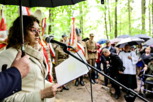 14.5.2016 Św. Katarzyna. Pomnik, poświęcony Polakom zamordowanym przez Niemców podczas II wojny światowej odsłonięto w Świętej Katarzynie. / Wojciech Habdas / Radio Kielce