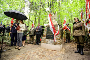 14.5.2016 Św. Katarzyna. Pomnik, poświęcony Polakom zamordowanym przez Niemców podczas II wojny światowej odsłonięto w Świętej Katarzynie. / Wojciech Habdas / Radio Kielce