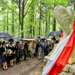 14.5.2016 Św. Katarzyna. Pomnik, poświęcony Polakom zamordowanym przez Niemców podczas II wojny światowej odsłonięto w Świętej Katarzynie. / Wojciech Habdas / Radio Kielce