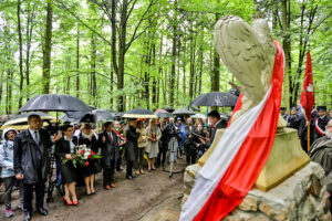 14.5.2016 Św. Katarzyna. Pomnik, poświęcony Polakom zamordowanym przez Niemców podczas II wojny światowej odsłonięto w Świętej Katarzynie. / Wojciech Habdas / Radio Kielce