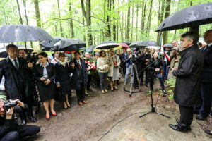 14.5.2016 Św. Katarzyna. Pomnik, poświęcony Polakom zamordowanym przez Niemców podczas II wojny światowej odsłonięto w Świętej Katarzynie. / Wojciech Habdas / Radio Kielce