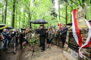 14.5.2016 Św. Katarzyna. Pomnik, poświęcony Polakom zamordowanym przez Niemców podczas II wojny światowej odsłonięto w Świętej Katarzynie. / Wojciech Habdas / Radio Kielce