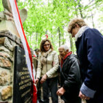 14.5.2016 Św. Katarzyna. Pomnik, poświęcony Polakom zamordowanym przez Niemców podczas II wojny światowej odsłonięto w Świętej Katarzynie. / Wojciech Habdas / Radio Kielce