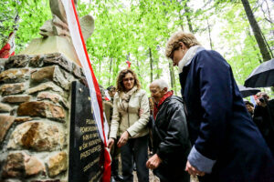 14.5.2016 Św. Katarzyna. Pomnik, poświęcony Polakom zamordowanym przez Niemców podczas II wojny światowej odsłonięto w Świętej Katarzynie. / Wojciech Habdas / Radio Kielce