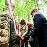 14.5.2016 Św. Katarzyna. Pomnik, poświęcony Polakom zamordowanym przez Niemców podczas II wojny światowej odsłonięto w Świętej Katarzynie. / Wojciech Habdas / Radio Kielce