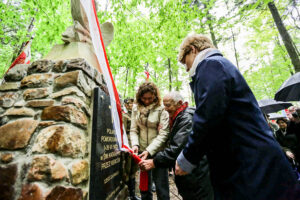 14.5.2016 Św. Katarzyna. Pomnik, poświęcony Polakom zamordowanym przez Niemców podczas II wojny światowej odsłonięto w Świętej Katarzynie. / Wojciech Habdas / Radio Kielce