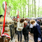 14.5.2016 Św. Katarzyna. Pomnik, poświęcony Polakom zamordowanym przez Niemców podczas II wojny światowej odsłonięto w Świętej Katarzynie. / Wojciech Habdas / Radio Kielce