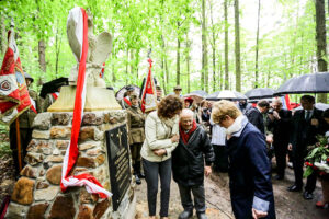 14.5.2016 Św. Katarzyna. Pomnik, poświęcony Polakom zamordowanym przez Niemców podczas II wojny światowej odsłonięto w Świętej Katarzynie. / Wojciech Habdas / Radio Kielce