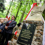 14.5.2016 Św. Katarzyna. Pomnik, poświęcony Polakom zamordowanym przez Niemców podczas II wojny światowej odsłonięto w Świętej Katarzynie. / Wojciech Habdas / Radio Kielce
