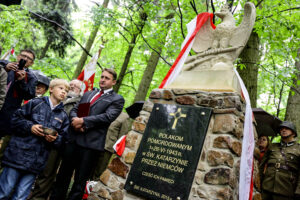 14.5.2016 Św. Katarzyna. Pomnik, poświęcony Polakom zamordowanym przez Niemców podczas II wojny światowej odsłonięto w Świętej Katarzynie. / Wojciech Habdas / Radio Kielce