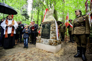 14.5.2016 Św. Katarzyna. Pomnik, poświęcony Polakom zamordowanym przez Niemców podczas II wojny światowej odsłonięto w Świętej Katarzynie. / Wojciech Habdas / Radio Kielce