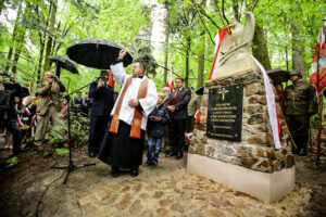 14.5.2016 Św. Katarzyna. Pomnik, poświęcony Polakom zamordowanym przez Niemców podczas II wojny światowej odsłonięto w Świętej Katarzynie. / Wojciech Habdas / Radio Kielce