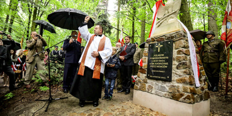 14.5.2016 Św. Katarzyna. Pomnik, poświęcony Polakom zamordowanym przez Niemców podczas II wojny światowej odsłonięto w Świętej Katarzynie. / Wojciech Habdas / Radio Kielce