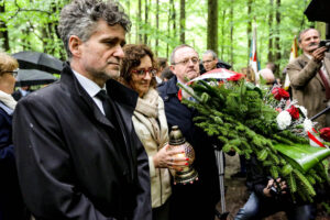 14.5.2016 Św. Katarzyna. Pomnik, poświęcony Polakom zamordowanym przez Niemców podczas II wojny światowej odsłonięto w Świętej Katarzynie. / Wojciech Habdas / Radio Kielce