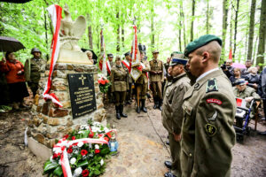 14.5.2016 Św. Katarzyna. Pomnik, poświęcony Polakom zamordowanym przez Niemców podczas II wojny światowej odsłonięto w Świętej Katarzynie. / Wojciech Habdas / Radio Kielce