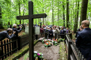 14.5.2016 Św. Katarzyna. Pomnik, poświęcony Polakom zamordowanym przez Niemców podczas II wojny światowej odsłonięto w Świętej Katarzynie. / Wojciech Habdas / Radio Kielce