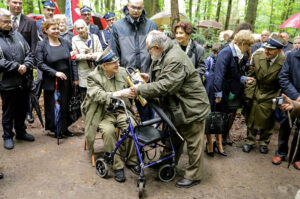 14.5.2016 Św. Katarzyna. Pomnik, poświęcony Polakom zamordowanym przez Niemców podczas II wojny światowej odsłonięto w Świętej Katarzynie. / Wojciech Habdas / Radio Kielce