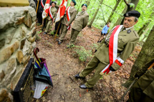 14.5.2016 Św. Katarzyna. Pomnik, poświęcony Polakom zamordowanym przez Niemców podczas II wojny światowej odsłonięto w Świętej Katarzynie. / Wojciech Habdas / Radio Kielce