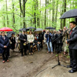 14.5.2016 Św. Katarzyna. Pomnik, poświęcony Polakom zamordowanym przez Niemców podczas II wojny światowej odsłonięto w Świętej Katarzynie. / Wojciech Habdas / Radio Kielce