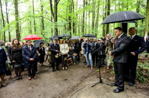 14.5.2016 Św. Katarzyna. Pomnik, poświęcony Polakom zamordowanym przez Niemców podczas II wojny światowej odsłonięto w Świętej Katarzynie. / Wojciech Habdas / Radio Kielce