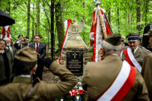 14.5.2016 Św. Katarzyna. Pomnik, poświęcony Polakom zamordowanym przez Niemców podczas II wojny światowej odsłonięto w Świętej Katarzynie. / Wojciech Habdas / Radio Kielce