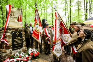 14.5.2016 Św. Katarzyna. Pomnik, poświęcony Polakom zamordowanym przez Niemców podczas II wojny światowej odsłonięto w Świętej Katarzynie. / Wojciech Habdas / Radio Kielce