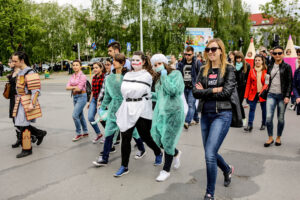 19.5.2016 Kielce. Juwenalia w pełni, studenci przeszli w barwnym korowodzie ulicami Kielc. / Wojciech Habdas / Radio Kielce