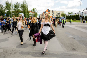 19.5.2016 Kielce. Juwenalia w pełni, studenci przeszli w barwnym korowodzie ulicami Kielc. / Wojciech Habdas / Radio Kielce