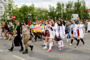 19.5.2016 Kielce. Juwenalia w pełni, studenci przeszli w barwnym korowodzie ulicami Kielc. / Wojciech Habdas / Radio Kielce