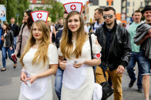 19.5.2016 Kielce. Juwenalia w pełni, studenci przeszli w barwnym korowodzie ulicami Kielc. / Wojciech Habdas / Radio Kielce