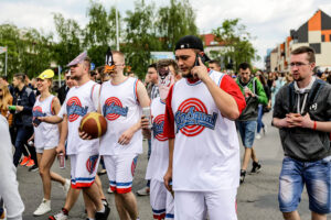 19.5.2016 Kielce. Juwenalia w pełni, studenci przeszli w barwnym korowodzie ulicami Kielc. / Wojciech Habdas / Radio Kielce