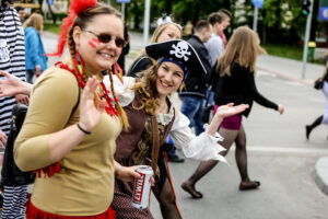 19.5.2016 Kielce. Juwenalia w pełni, studenci przeszli w barwnym korowodzie ulicami Kielc. / Wojciech Habdas / Radio Kielce